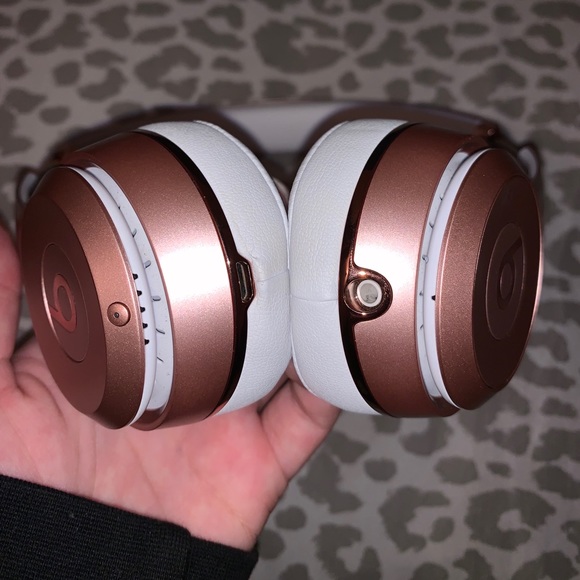 Apple Rosegold Beats Solo3 Wireless Headphones - Picture 8 of 16